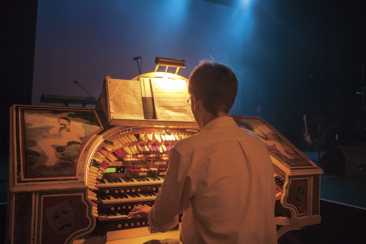 Mighty WurliTzer Organ at Riviera Theatre in North Tonawanda, NY