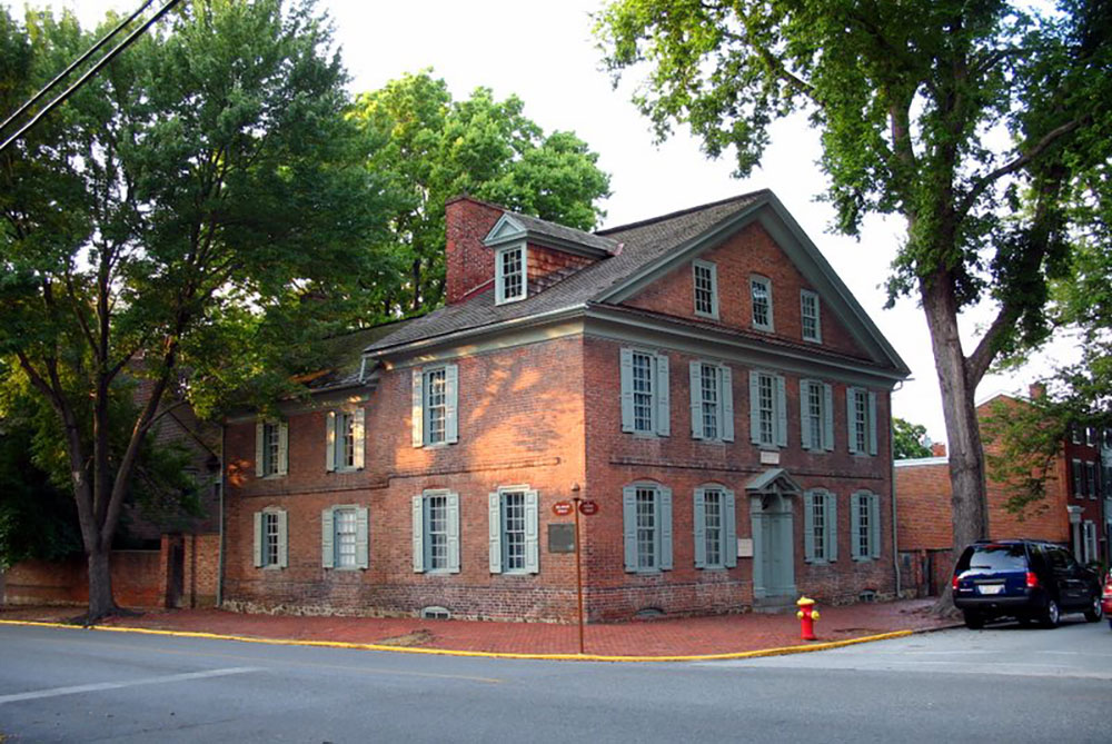 Among New Castle’s few surviving early colonial buildings is the elegant brick, early Georgian mansion, the Amstel House. Built in the 1730s by the town’s wealthiest landowner, Dr. John Finney, the house is graced with original woodwork, fine architectural details and open hearth. Its early fanlight and central hallway were among the first uses of these features in the town.