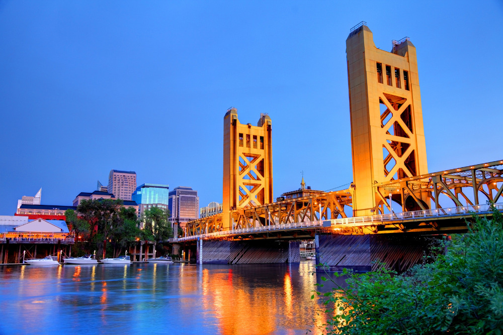 The Tower Bridge in Sacramento, California links West Sacramento in Yolo County to the west.