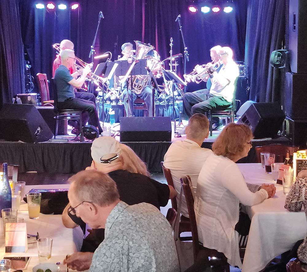 201 Cafe and Wine Bar in Oak Ridge, TN, hosts live music and events.