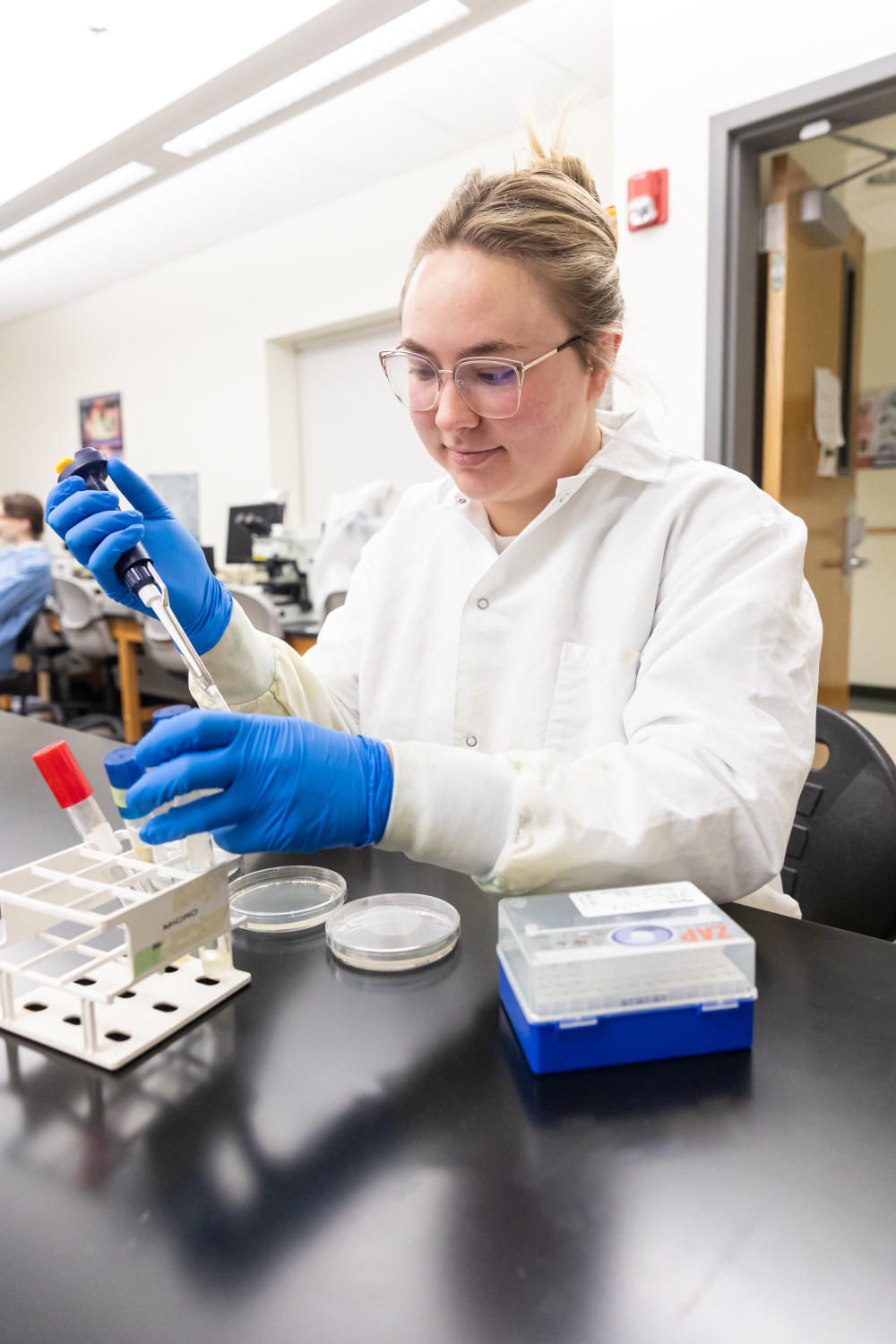 Wartburg College student in Microbiology class.
