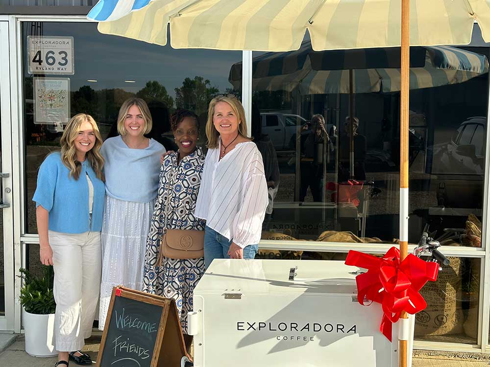 The Exploradora girls and Aisha from Springboard.