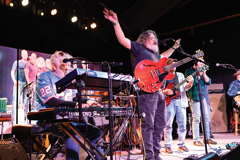 The DA Jam Band performs their regularly scheduled Sunday show at the Hop Springs Beer Park near Murfreesboro, TN. Listening to live music is among the fun things to do in Rutherford County after work.