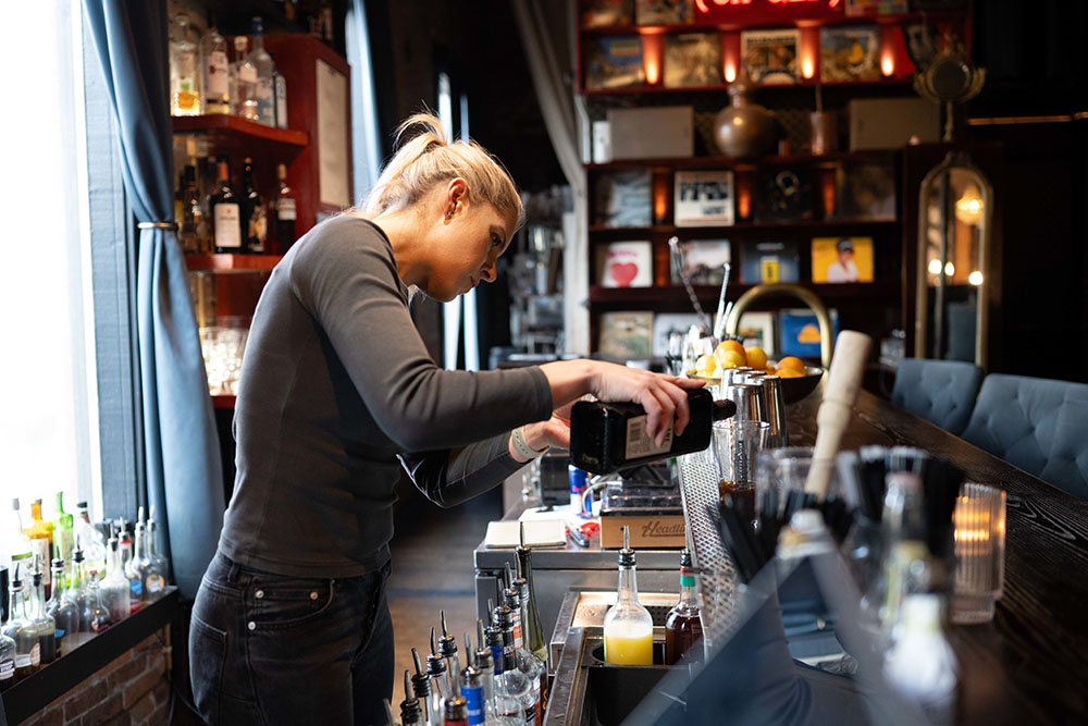 A female bartender makes a drink at Etsi Bravo in Pullman, WA.
