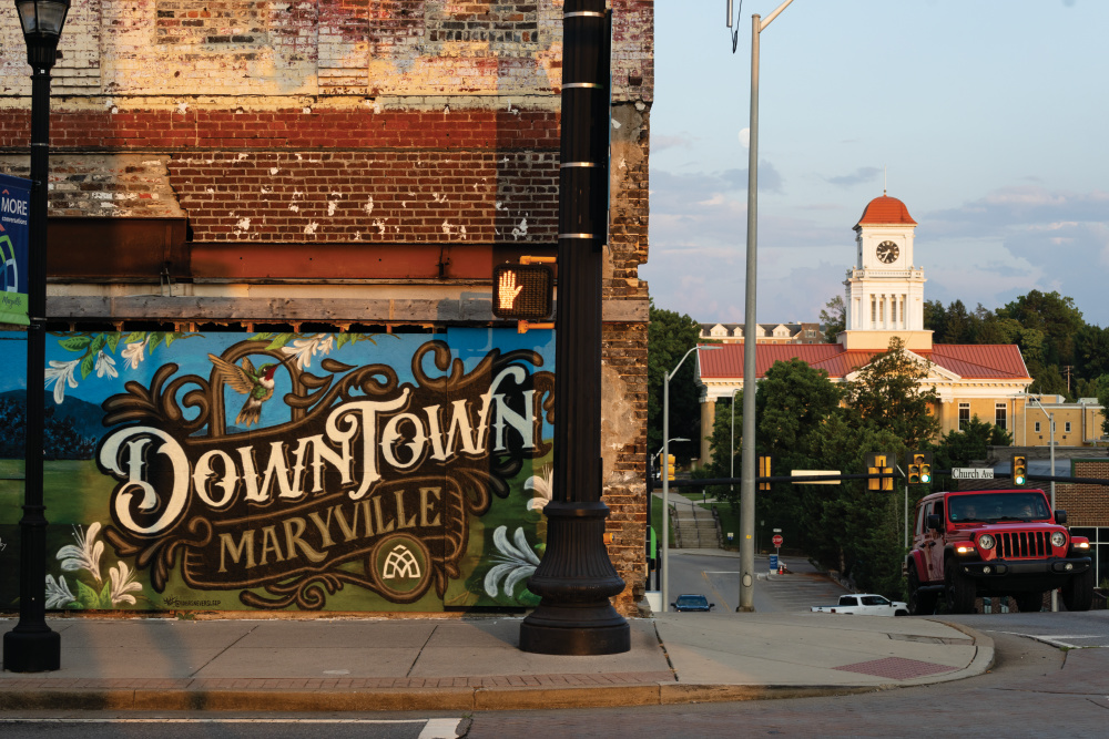 A mural by artists Will Lunsford, Pinkie Mistry and Chuck Finley mural with a view of the Blount County Courthouse in downtown Maryville, Tennessee. 
