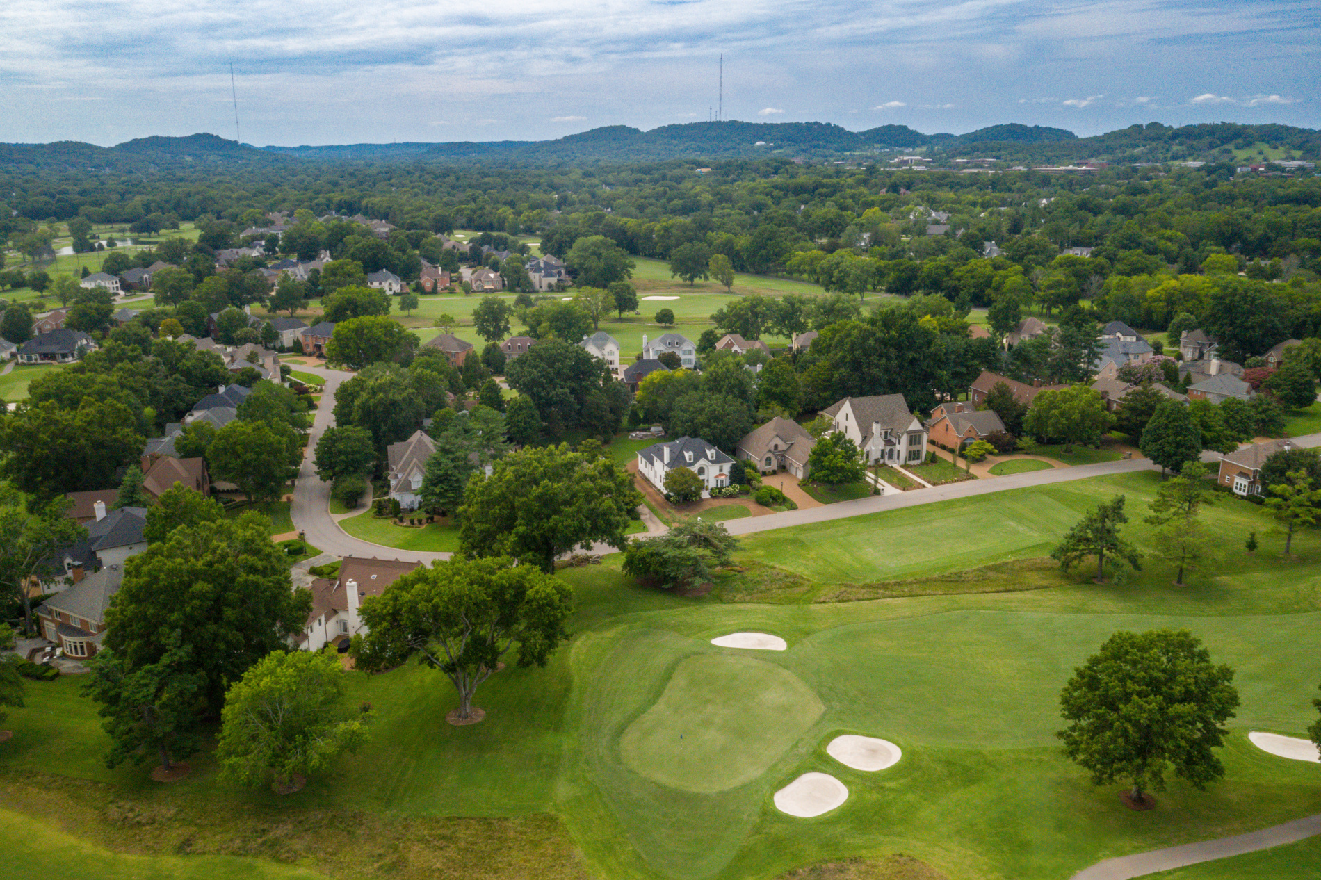 Aerial shot of Brentwood Country Club homes along the golf course