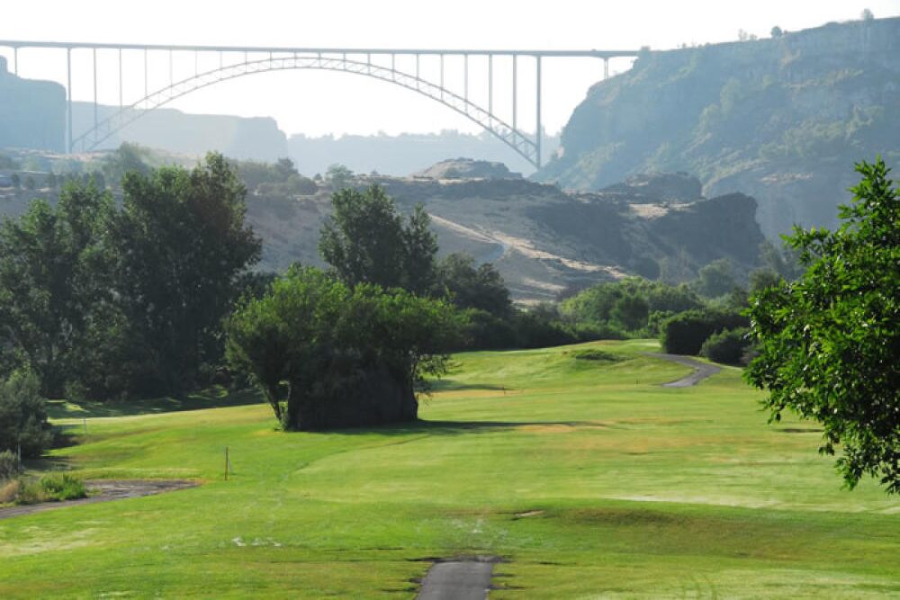Most courses are open nearly year round thanks to the Snake River Canyon’s microclimate.