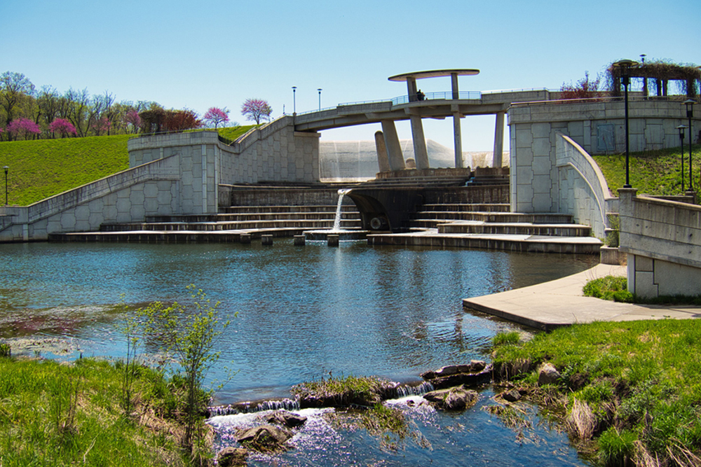 A beautiful view of the Black Hoof Park on Lake Lenexa Dam in Lenexa, Kansas