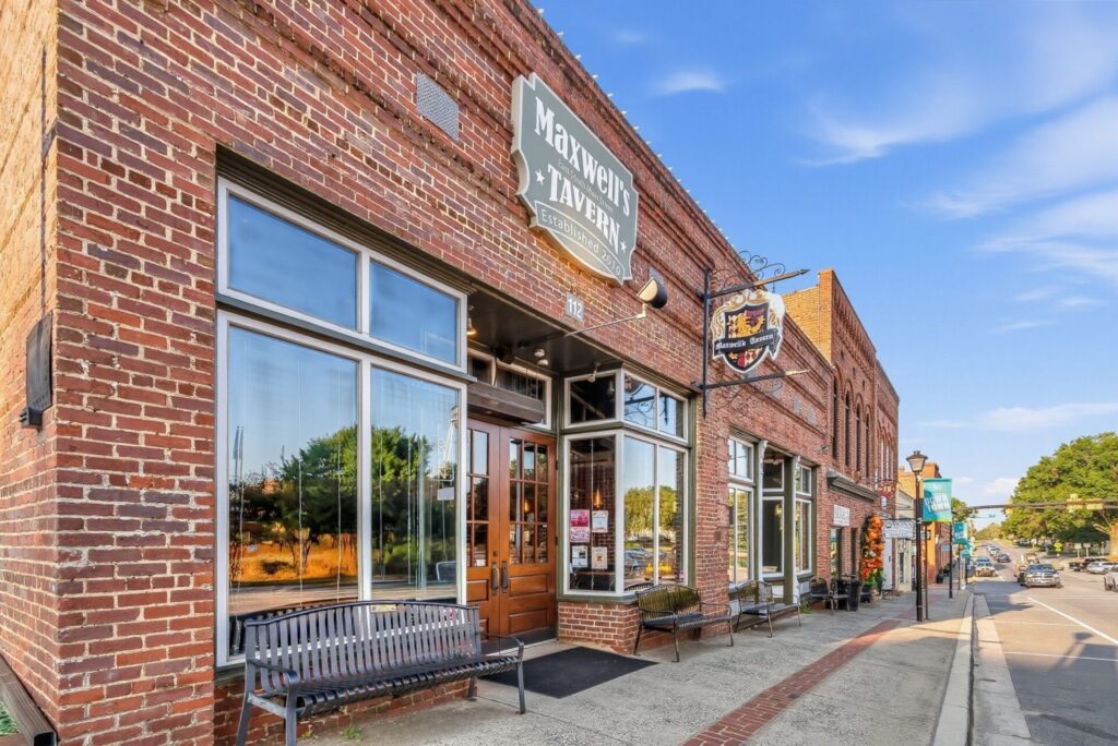 Exterior of Maxwell's Tavern in Waxhaw, NCa