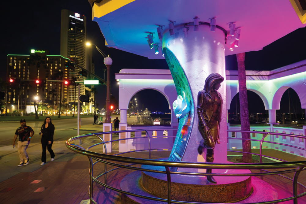 The Mirador de la Flor monument honors the late singer Selena.